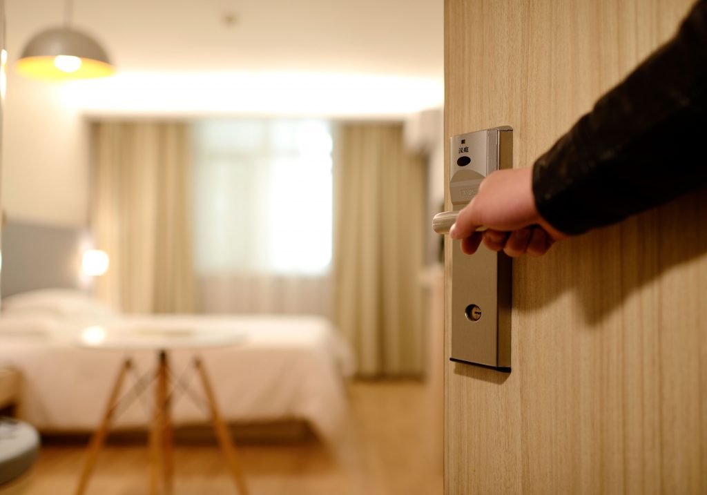 open de deur van de hotelkamer